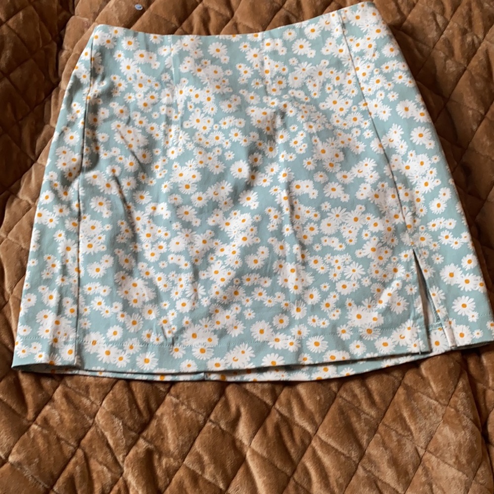 Super cute Wild Fable baby blue skirt with white and yellow flowers size 6